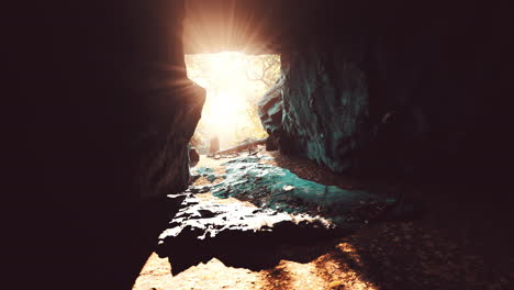 Atemberaubende-Landschaft-Mit-Hellen-Sonnenstrahlen,-Die-In-Eine-Erhellende-Höhle-Fallen